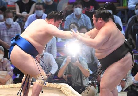 　無念の休場となった一山本（左）＝７月１７日