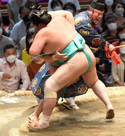 　若隆景（奥）を寄り切りで破った琴乃若（撮影・佐藤厚）
