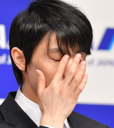 　会見中、目頭を押さえる羽生結弦（撮影・伊藤笙子）