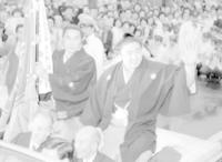 　初優勝を果たしファンの声援に応える若三杉、左は貴乃花＝１９７７年５月