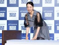 　商品をベッドに敷く浅田真央さん＝都内（撮影・棚橋慶太）