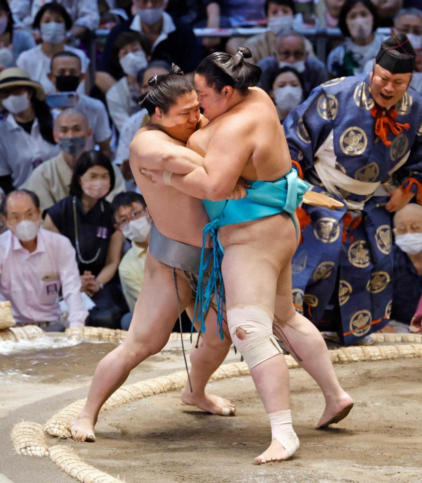 　若隆景（左）を攻める琴ノ若