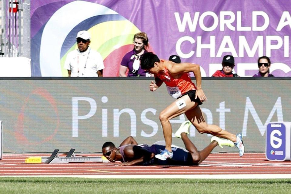 　男子２００メートル予選　１回目のスタートをする飯塚翔太。奥は転倒したカナダのアーロン・ブラウン＝代表撮影