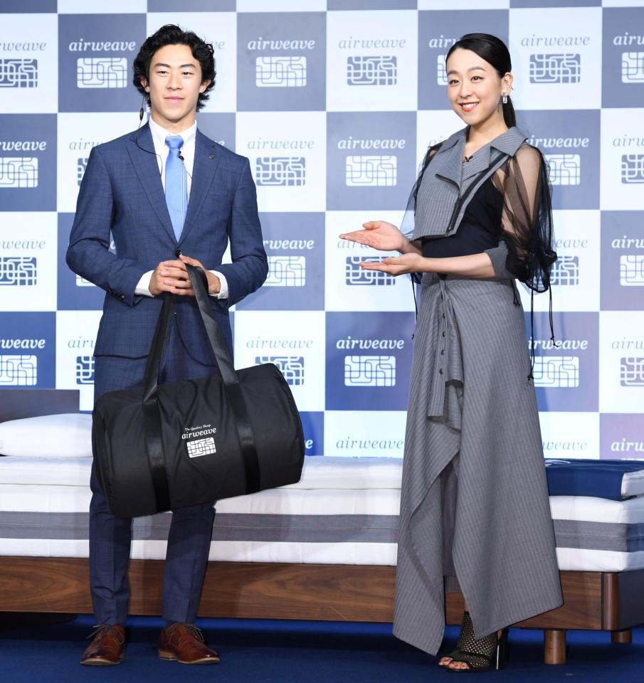 　ネイサン・チェン（左）にサプライズで商品をプレゼントした浅田真央さん＝都内（撮影・棚橋慶太）