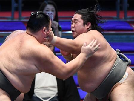 朝乃山（左）を果敢に攻める勝呂＝ドルフィンズアリーナ（撮影・佐藤厚）