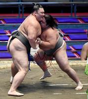 朝乃山（左）を果敢に攻める勝呂＝ドルフィンズアリーナ（撮影・佐藤厚）