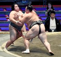 勝呂（左）を押し出しで破り、６戦全勝の朝乃山＝ドルフィンズアリーナ（撮影・佐藤厚）