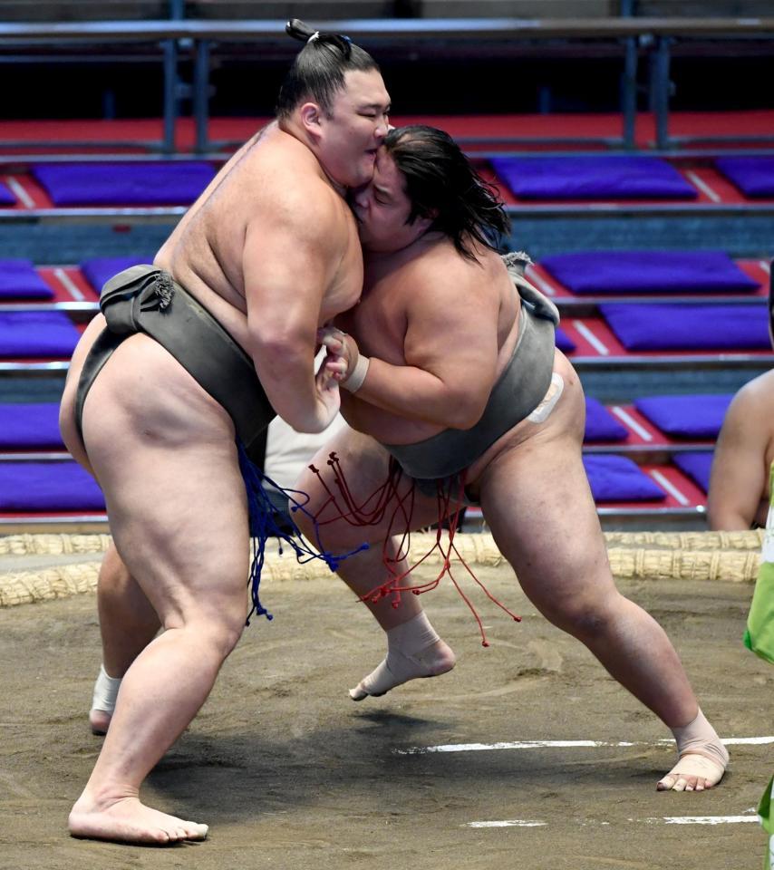 朝乃山（左）を果敢に攻める勝呂＝ドルフィンズアリーナ（撮影・佐藤厚）