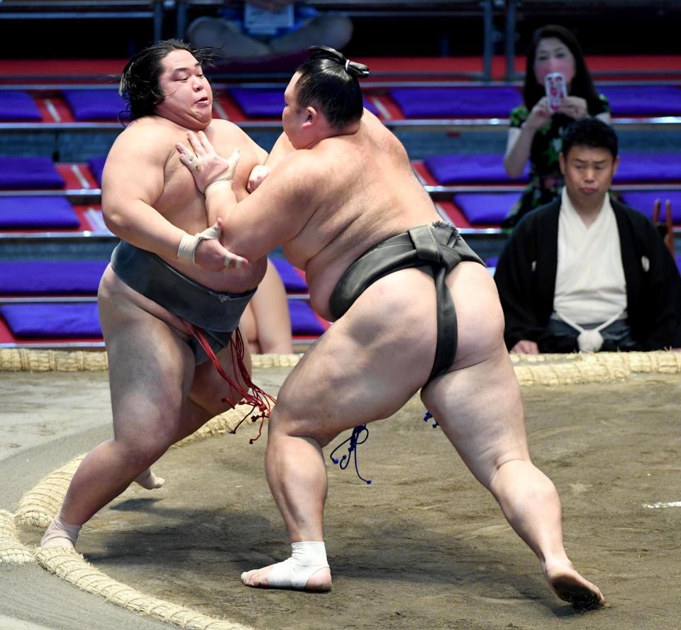 勝呂（左）を押し出しで破り、６戦全勝の朝乃山＝ドルフィンズアリーナ（撮影・佐藤厚）