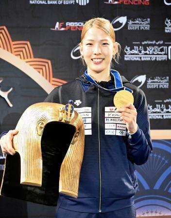 　女子サーブル個人で優勝し、金メダルを手に笑顔の江村美咲＝カイロ（共同）