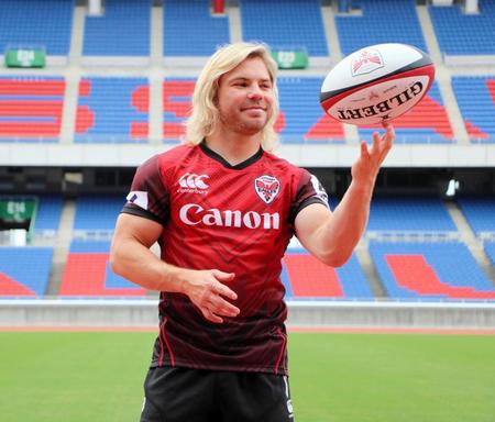 　指先でボールを回す横浜・デクラーク＝日産スタジアム