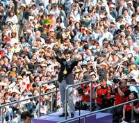 　平昌五輪後に仙台で行われたパレードで、沿道の人たちに手を振る羽生結弦＝１８年４月２２日