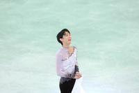 　ソチ五輪で金メダルを獲得し、笑顔で日の丸が揺れるスタンドを見つめる羽生結弦＝１４年２月１４日