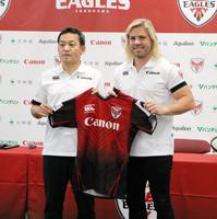 　入団会見に出席した横浜・デクラーク（右）