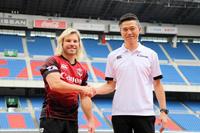 　入団会見後に握手するデクラークと沢木監督（右）＝日産スタジアム