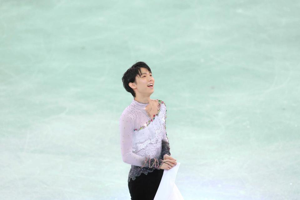 　ソチ五輪で金メダルを獲得し、笑顔で日の丸が揺れるスタンドを見つめる羽生結弦＝１４年２月１４日
