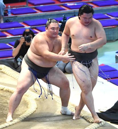 　大青山（右）を寄り切りで破り、７戦全勝で三段目優勝を決めた朝乃山（撮影・佐藤厚）