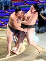　大青山（右）を寄り切りで破り、７戦全勝で三段目優勝を決めた朝乃山（撮影・佐藤厚）