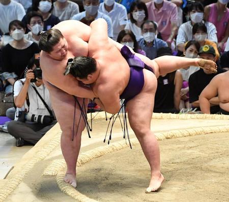 　明生（右）に寄り切られ、３敗目を喫した逸ノ城（撮影・佐藤厚）