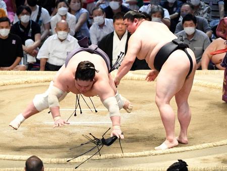 　正代（右）に引き落としで敗れ、３敗目を喫した照ノ富士（撮影・佐藤厚）