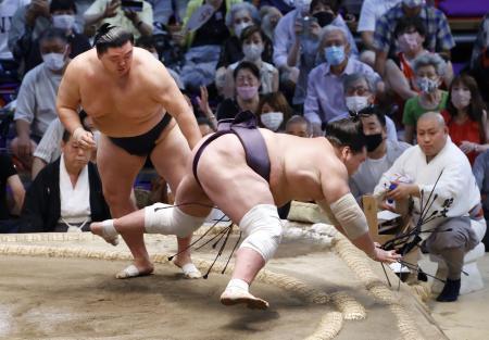 　正代（左）が引き落としで照ノ富士を破る＝ドルフィンズアリーナ