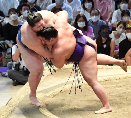 　逸ノ城（左）に寄り切りで勝利した明生（撮影・佐藤厚）
