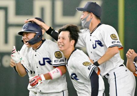 　四国銀行戦でタイブレークの１０回裏、決勝打を放ったＪＲ西日本・土居（左）を祝福する選手たち＝東京ドーム