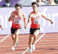 　第２走者の鈴木涼太（左）へバトンを渡す坂井隆一郎（代表撮影）