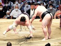 　正代（右）に引き落としで敗れ、３敗目を喫した照ノ富士（撮影・佐藤厚）