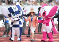 　東京五輪１周年記念セレモニーに登場したミライトワ（左）、ソメイティ（右）。中央は小池百合子東京都知事（撮影・堀内翔）