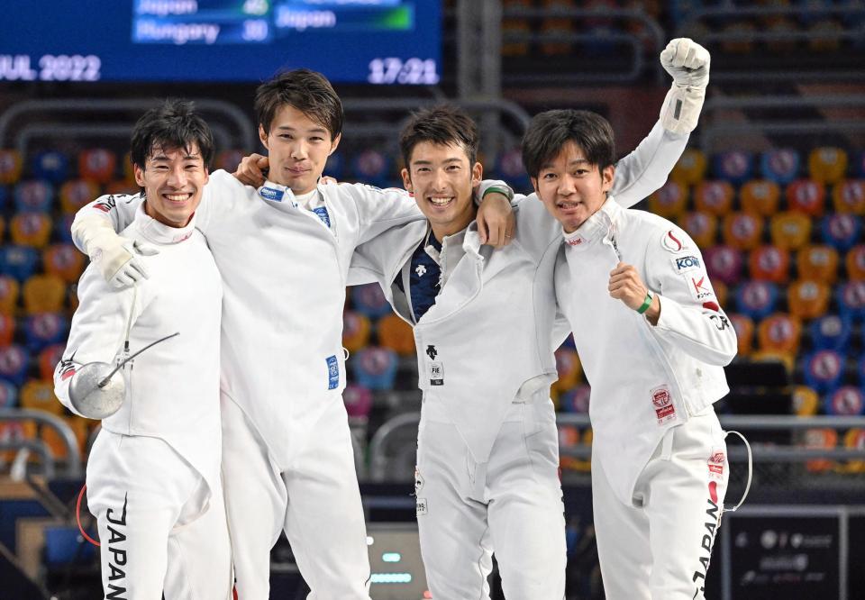 　男子エペ団体で銅メダルを獲得した日本の（左から）加納、山田、見延、松本＝カイロ（日本フェンシング協会提供・共同）
