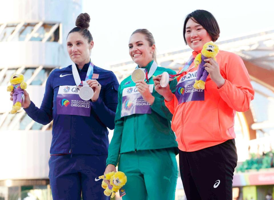 　女子やり投げで銅メダルを獲得し、笑顔の北口榛花（右）＝代表撮影