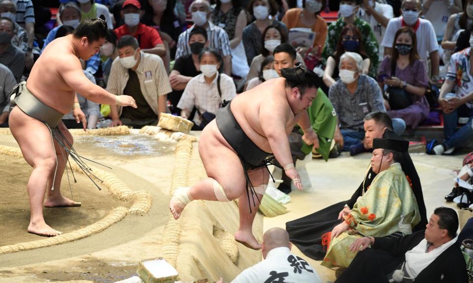 　若隆景（左）に送り出しで敗れ、４敗目を喫した貴景勝（撮影・佐藤厚）