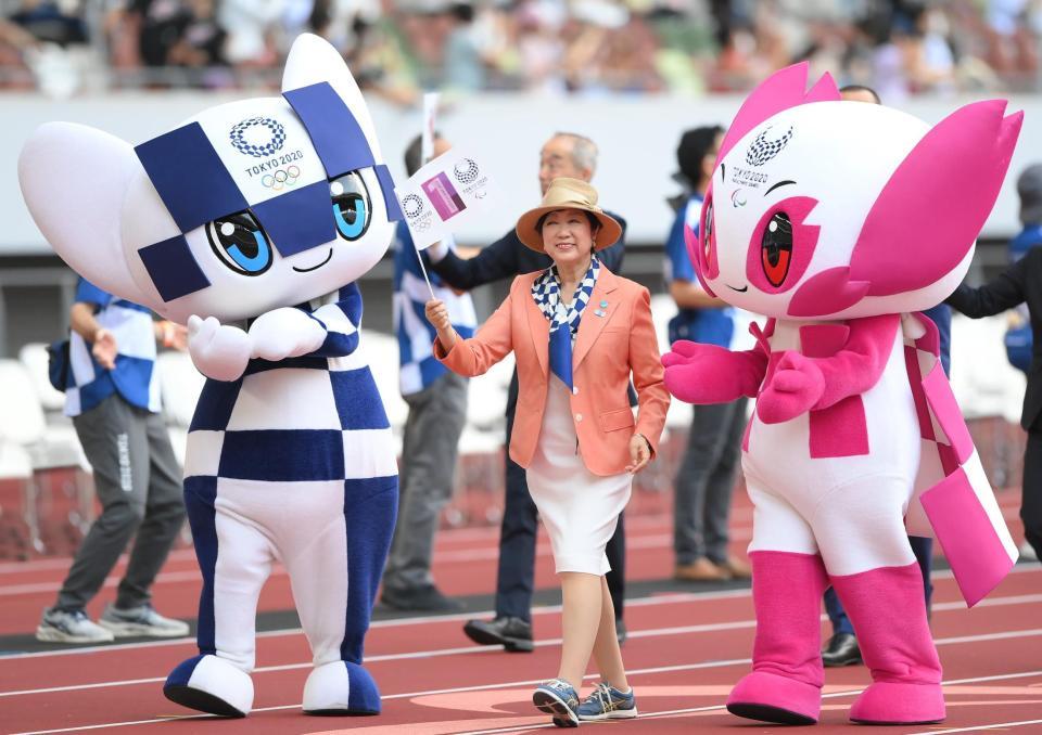 　東京五輪１周年記念セレモニーに登場したミライトワ（左）、ソメイティ（右）。中央は小池百合子東京都知事（撮影・堀内翔）