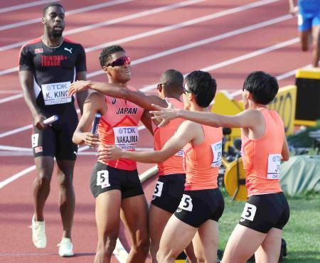 　男子１６００メートルリレー予選　チームメートに迎えられるアンカーの中島佑気ジョセフ（左から２人目）＝ユージン（代表撮影・共同）