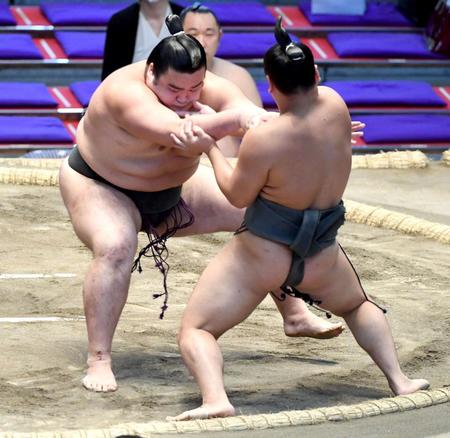 　須崎（右）を押し出しで破り、６勝１敗で場所を終えた朝阪神（撮影・佐藤厚）