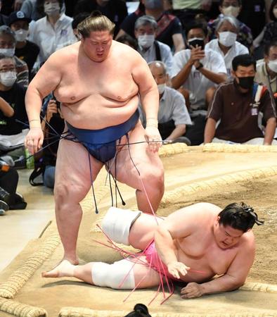 　宇良（手前）を寄り切りで破り、１２勝３敗の逸ノ城（撮影・佐藤厚）