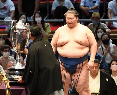 　陸奥親方（左）から優勝賜杯を渡される逸ノ城（撮影・佐藤厚）