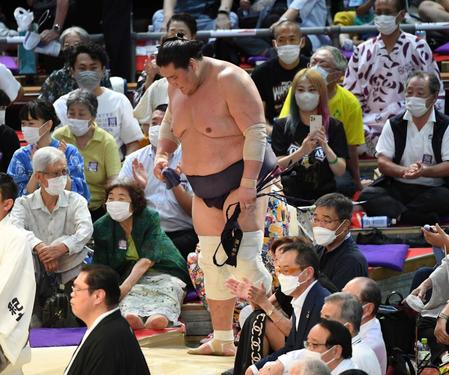 　貴景勝に敗れ４敗、優勝を逃し肩を落とす照ノ富士（撮影・佐藤厚）