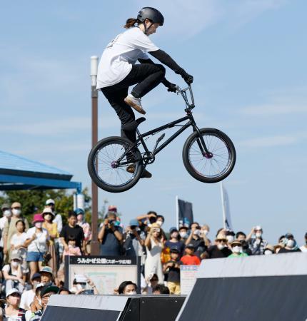 　ＢＭＸフリースタイル・パークの女子エリートクラスで優勝した大池水杜＝神奈川県横須賀市うみかぜ公園