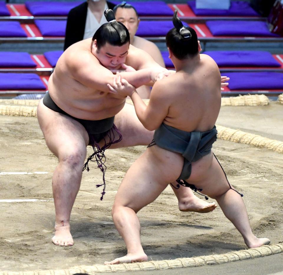 　須崎（右）を押し出しで破り、６勝１敗で場所を終えた朝阪神（撮影・佐藤厚）