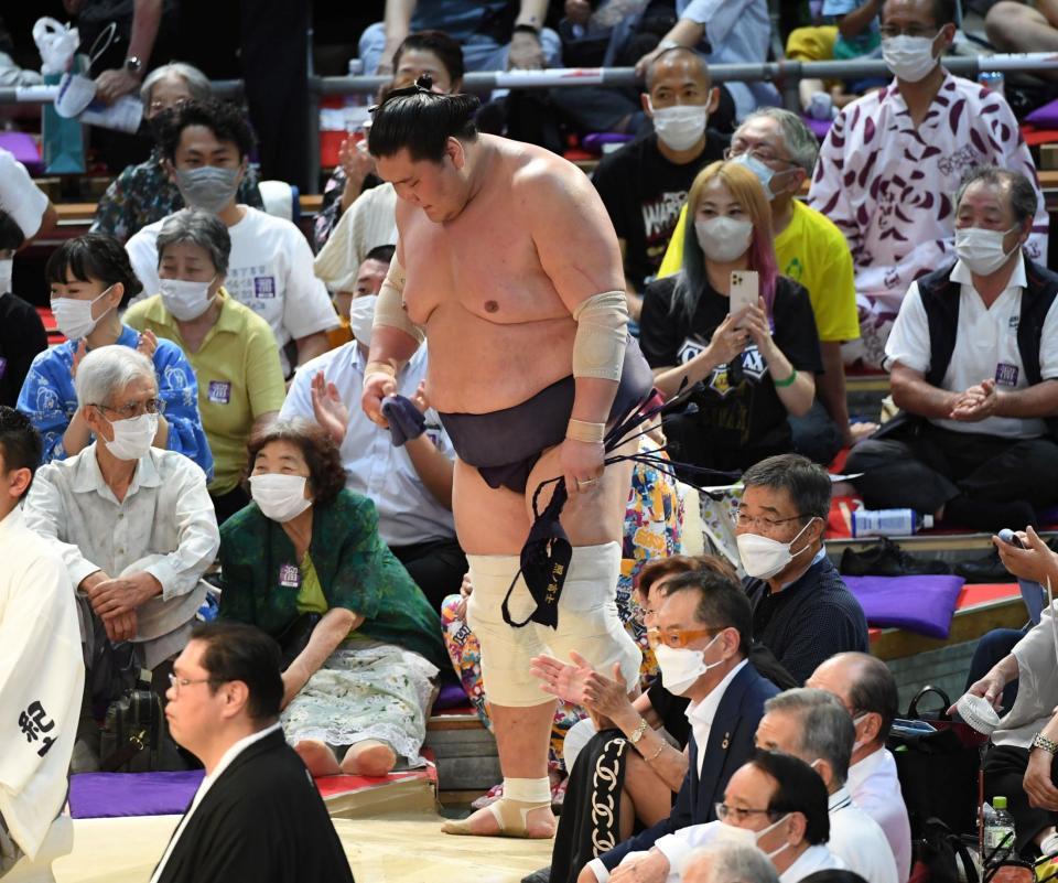 　貴景勝に敗れ４敗、優勝を逃し肩を落とす照ノ富士（撮影・佐藤厚）
