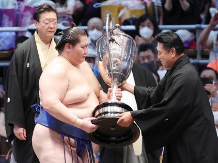 　初優勝を果たし、陸奥事業部長（右）から賜杯を受ける逸ノ城