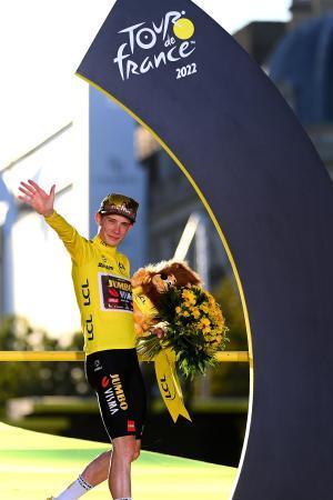 　ツール・ド・フランスで初の総合優勝を果たしたデンマークのヨナス・ビンゲゴール（ゲッティ＝共同）