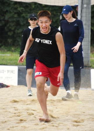 　バドミントン日本代表の合宿でトレーニングに励む桃田賢斗＝熊本県内