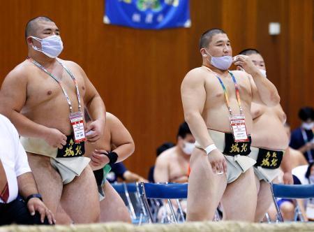 　団体予選１回戦で小牛田農林に勝利した鳥取城北の選手たち＝高知県民体育館