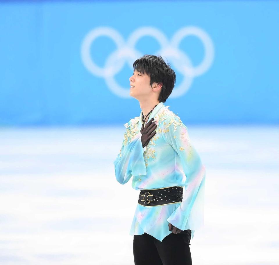 　北京五輪フリーを滑り　終え、胸に手を当てほほ笑む羽生結弦＝２月１０日