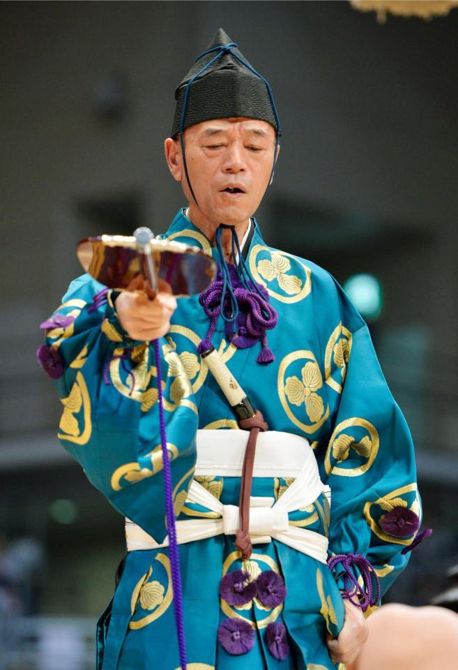 大相撲九州場所で第37代木村庄之助を務める畠山三郎さん＝２０１３年11月