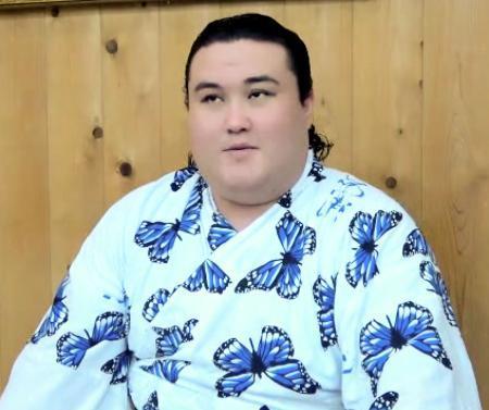 　新十両昇進が決まり、オンラインで記者会見する金峰山＝２７日