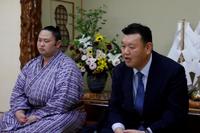 　新十両昇進が決まり、オンラインで会見する菅野改め栃武蔵（左）と師匠の春日野親方（元関脇栃乃和歌）（日本相撲協会提供）